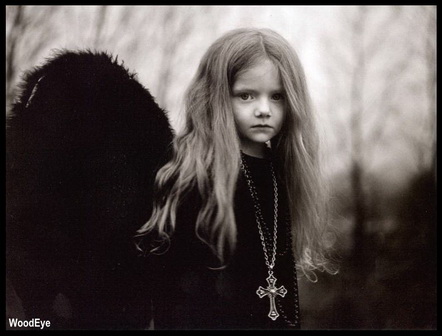 Девочка ангел с чёрными крыльями