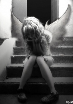 Гркстная девушка ангел сидит на лестнице