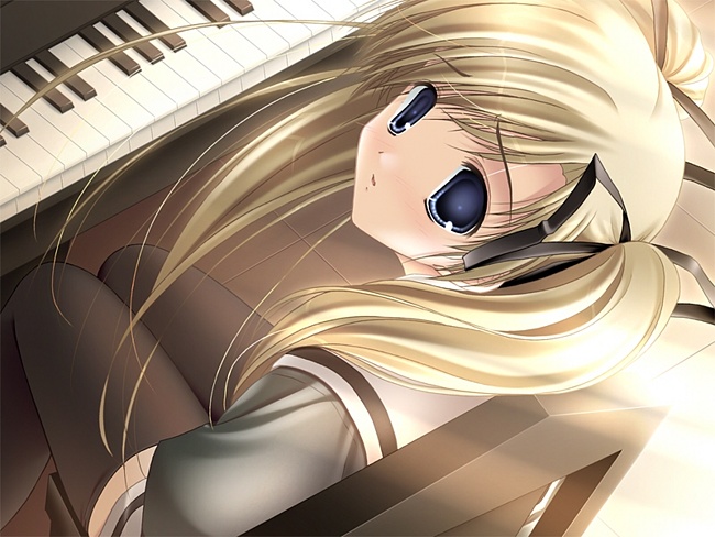 Блондинка играет на пианино