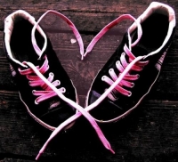 Кроссовки с розовыми шнурками