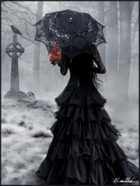 Девушка в чёрном платье с чёрным зонтиком на кладбище