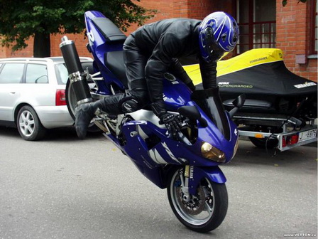 Синий мотоцикл и мотоциклист