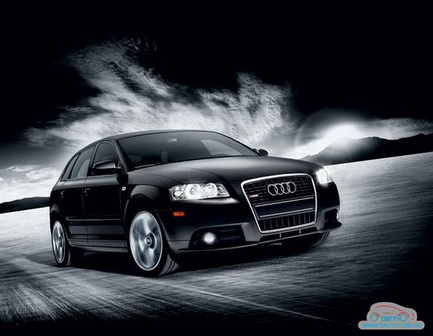 Чёрная Audi на тёмном фоне