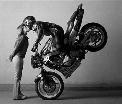 Поцелуй мотоциклиста и девушки в серых тонах