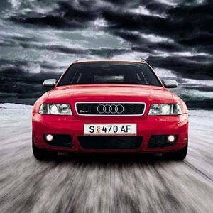 Красный Audi на дороге
