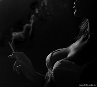 Девушка в нижнем белье с сигаретой в руке