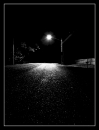 Одинокая улица в темноте