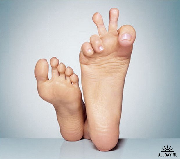 Смешные ступни ног показывают два пальца