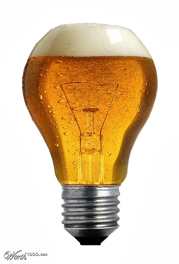 Пиво в виде лампочки на белом фоне